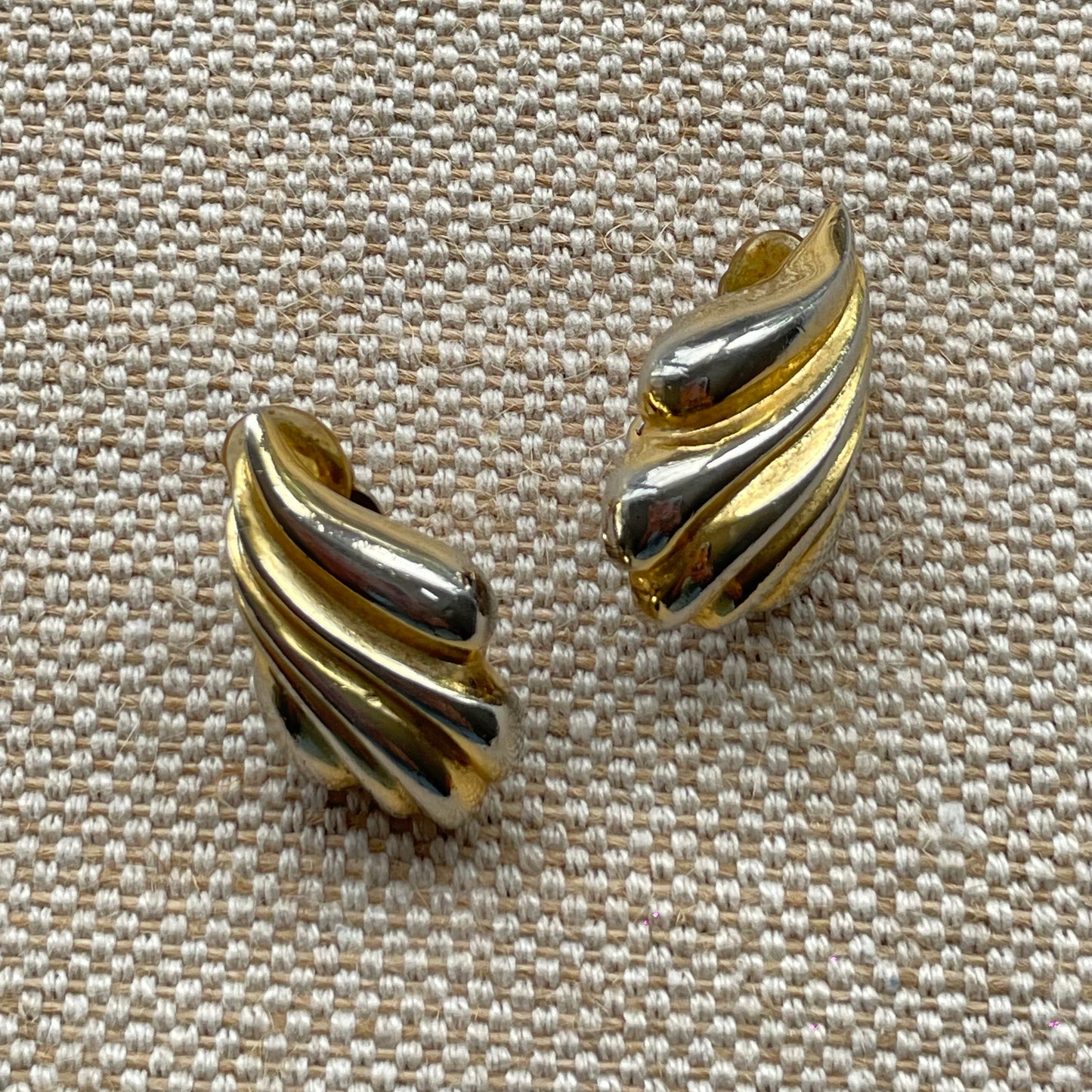 Vintage 80s Gold Swirl Motif Clip-on Earrings