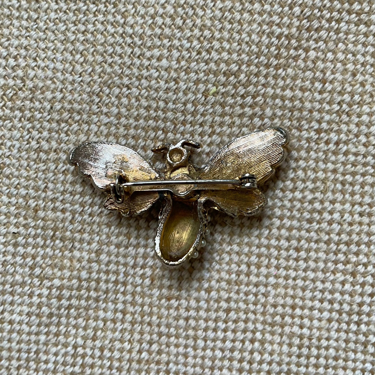 Vintage 1950s gold plated queen bee brooch
