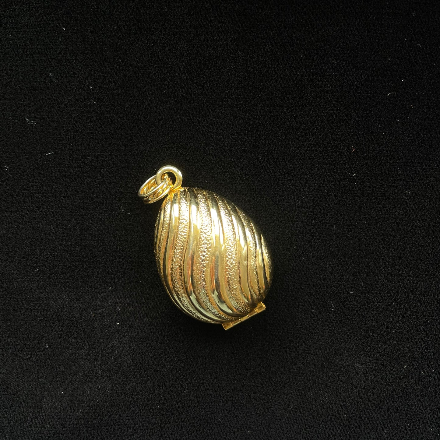 Vintage 60s Gold AVON Egg Pendant Locket necklace