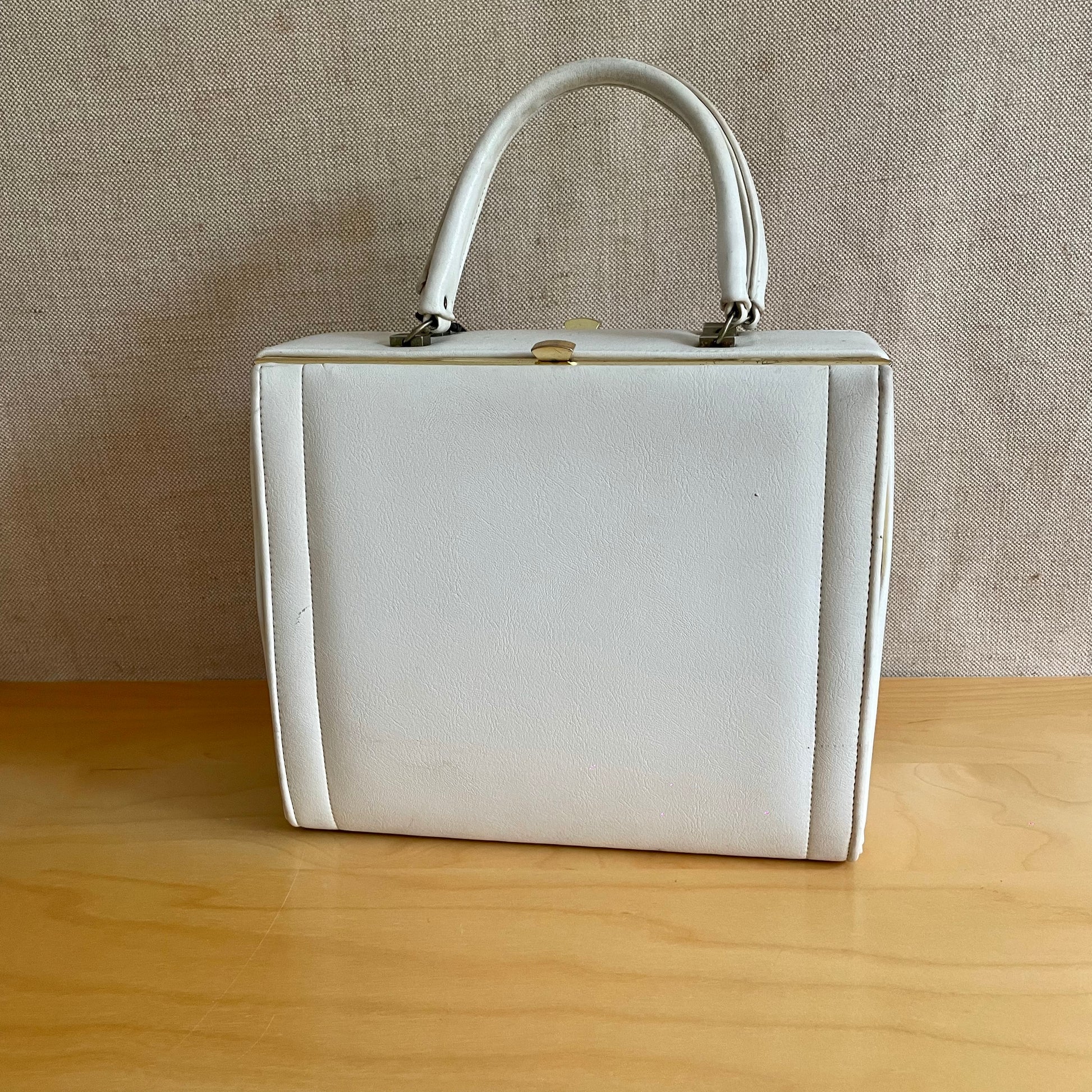 1960s Koret Bone Glazed Leather Box Bag w Brass Corner Fittings Hinges and  Handle For Sale at 1stDibs | 1960s bags, 1960s purses, bag in box fittings